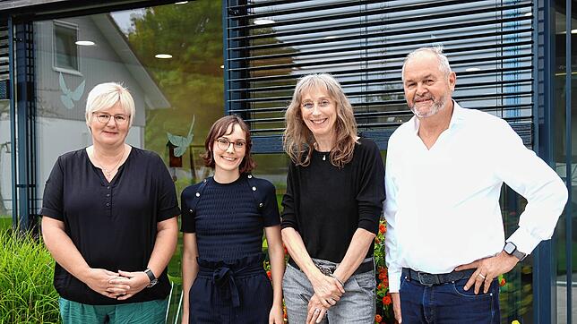 Anna Kiefer und Helena Meersmann von der Alzheimer Gesellschaft Baden-Württemberg mit Bürgerkoordinatorin Stefanie Münch (links) und ...