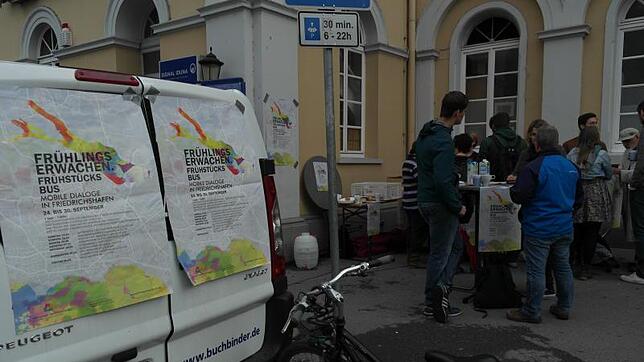 Gemeinsames Essen und informative Dialoge: Der Frühstückbus der Initiative "Frühlingserwachen" ist noch bis Freitag an unterschiedlichen ...
