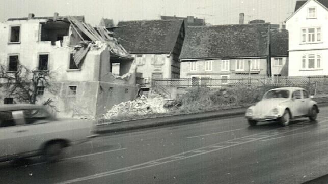 1973 riss man in der Heiligenberger Straße ein Gebäude ab, um Platz für die neue Volksbank zu schaffen.