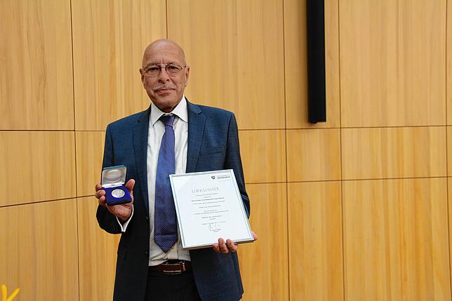 Jörg Gantzer, mit Urkunde und Medaille, tritt nach 17 Jahren beim Landratsamt Waldshut in den Ruhestand.