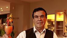 Salem Youssfi, Kellner im Bad Hotel in Überlingen, ein Mitarbeiter, der seinen Beruf mit Herz und Leidenschaft versieht.