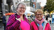 Birgit König (links) und Petra Oser nutzen den verkaufsoffenen Sonntag in Konstanz zum Bummeln.