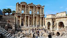 Die Überreste der Celsus-Bibliothek in Ephesus. Hier werden auch Fünf-Gänge-Menüs serviert.