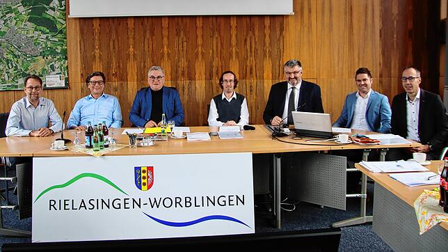 In der Versammlung des Müllabfuhrzweckverbands präsentierte Christian Fuchs (Mitte) zusammen mit Geschäftsführer Martin Zimanky (Dritter ...