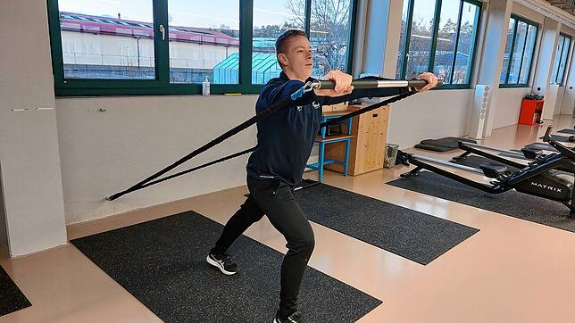 Claudio Sukale, Inhaber des Studios S-Athletics in Bräunlingen, gibt die Kurse für die Mitarbeiter von Straub Verpackungen.