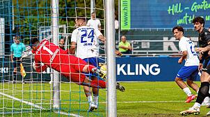 Den Kopfball von Innenverteidiger Jonas Busam kann der Ravensburger Torhüter Castelucci nicht parieren – 1:0 für den FC 08 Villingen, ...