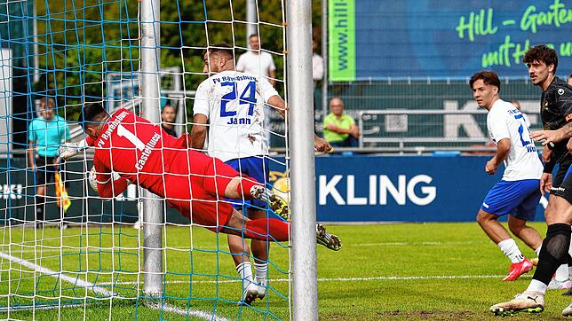 Den Kopfball von Innenverteidiger Jonas Busam kann der Ravensburger Torhüter Castelucci nicht parieren – 1:0 für den FC 08 Villingen, ...