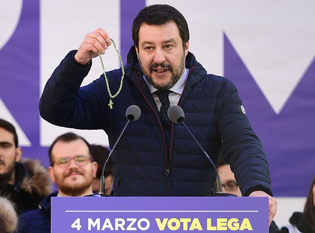 Matteo Salvini, Parteisekretär der populistischen und rechten Lega Nord, mit einem Rosenkranz.