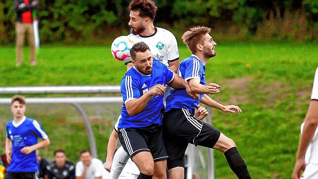 Eine intensive Partie zeigten die DJK Villingen und die SG Riedöschingen/Hondingen. Das Bild zeigt Furkan Bak (DJK Villingen) sowie ...
