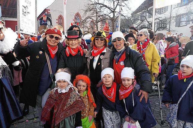 Fasnet ist Familienfest: Hier freuen sich Alt und Jung am närrischen Treiben in der Villinger Innenstadt.