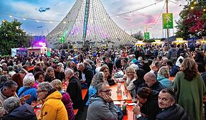 Dicht gedrängte Besucher: Rund 3000 Menschen kamen zu der dreitägigen Weinwiese in Radolfzell.