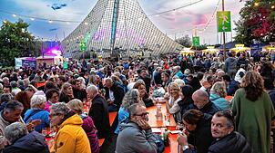 Dicht gedrängte Besucher: Rund 3000 Menschen kamen zu der dreitägigen Weinwiese in Radolfzell.