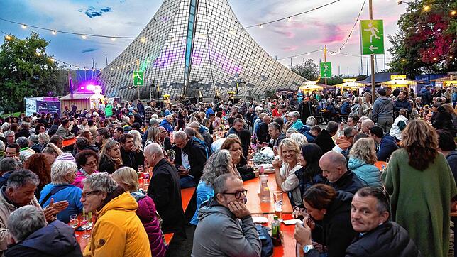 Dicht gedrängte Besucher: Rund 3000 Menschen kamen zu der dreitägigen Weinwiese in Radolfzell.