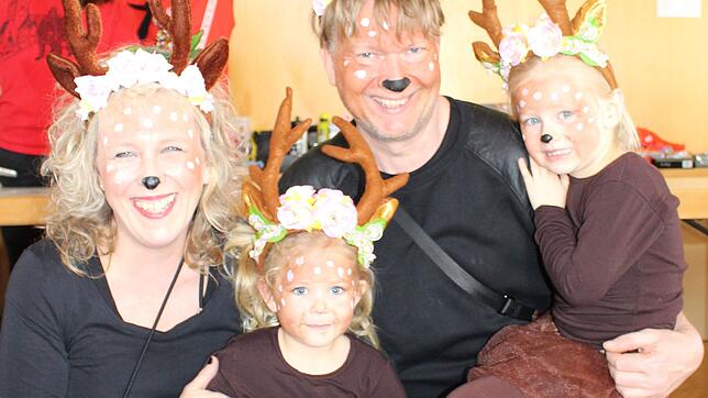 Die niedliche Hirschfamilie Annette und Marc Pinkus mit Antonia und Charlotte tummelte sich beim Kinderball.