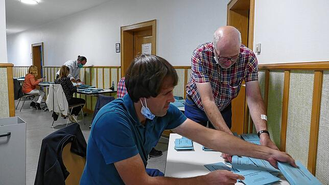 Foto: Stefan Limberger-AndrisKurz nach Schließung der Wahllokale um 18 Uhr startete die Auszählung der Stimmzettel zur Bundestagswahl, ...