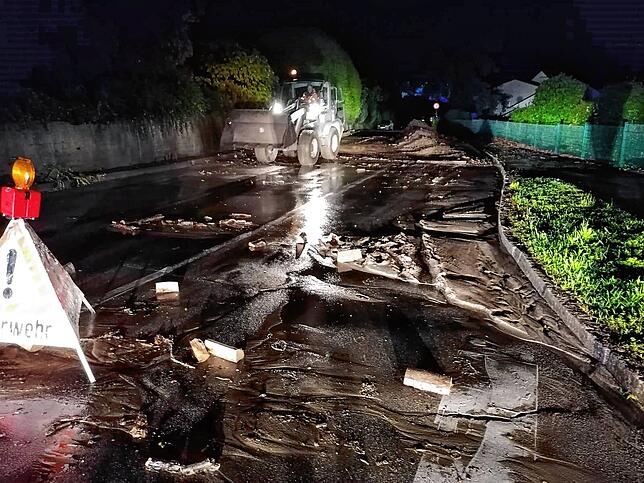 Ab 21 Uhr waren laut Feuerwehr Waldshut-Tiengen alle verfügbaren Rettungskräfte im Einsatz.