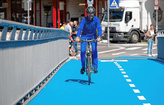 Boris Palmer ist ein grüner Macher: Hier fährt im Juli 2021 über eine beheizbare Radbrücke, die er kurz zuvor eröffnet hatte.