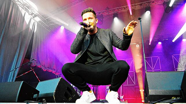 Nico Santos im Mai 2022 bei seinem Konzert in Markdorf. Nun wird er am 12. Juni 2024 erneut auf dem Marktplatz auftreten.