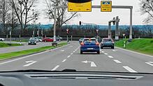 (Archibild von 2023) Die 20-Jährige im Mercedes biegt nach rechts ab, um von der Westtangente auf die B33 aufzufahren. Dort fährt ein ...