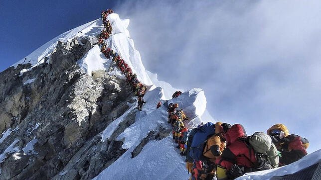 Ein Foto, das um die Welt geht: Vergangenen Mai kletterten Hunderte Bergsteiger, wie an einer Kette gezogen, den Mount Everest hinauf. ...
