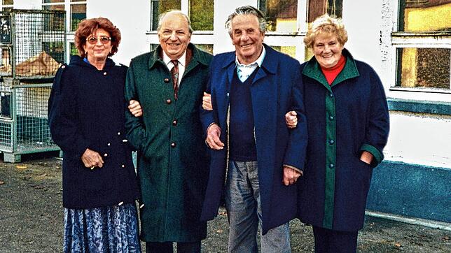 Ernst und Else Heimburger (rechts) im Jahr 1995 mit ihrem französischen Gast Jean und dessen Frau.