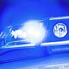 Ein Polizeiauto mit eingeschaltetem Blaulicht (Symbolbild). Eine Streife muss in Rickenbach (Landkreis Waldshut) eine betrunkene ...