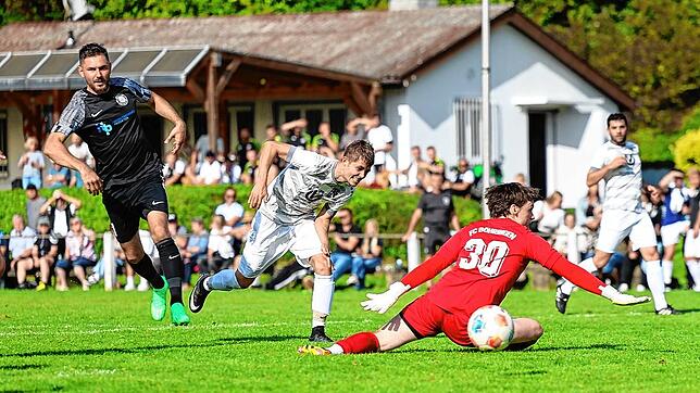 Alexander Ruhl (links) im Duell gegen Charlie Beierer, den Torwart des FC Böhringen.