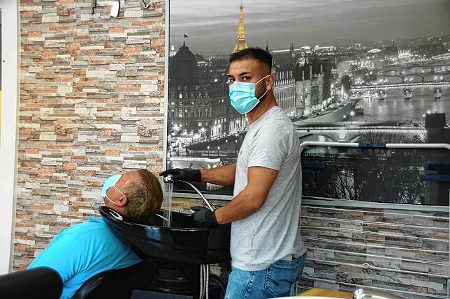 Gökhan Altintermin wascht Alex Urban die Haare &ndash; erst danach greift er zur Schere. So soll es sein.