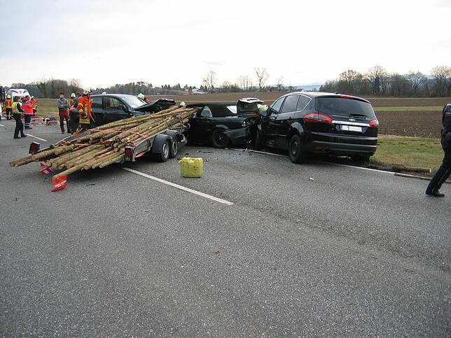 Das Fahrzeug mit Hänger geriet ins Schlingern und auf die Gegenspur.