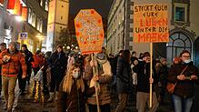 Zahlreiche Impf-Kritiker zogen am Montagabend durch die Ravensburger Innenstadt.