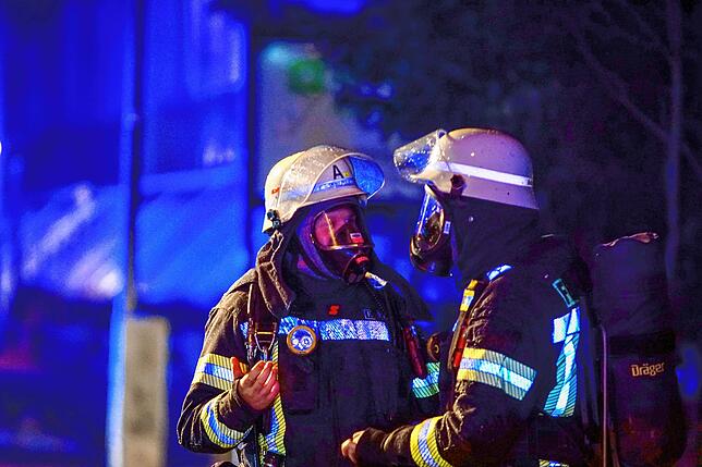 Einsatzkräfte beim Tiefgaragenbrand an der Hagelrainstraße im Gespräch.