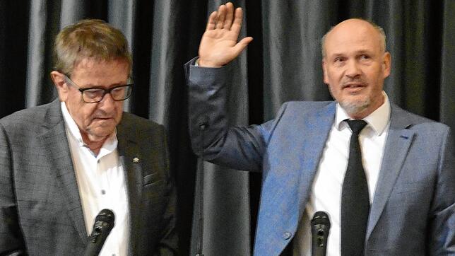 Bürgermeister Stefan Kaiser (rechts) legt den Eid für seine dritte Amtszeit ab.