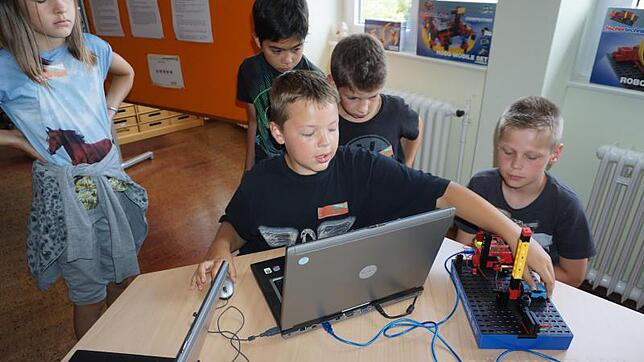 Nicht mehr wegzudenken ist die digitale Welt auch in den Grundschulen. Beraus Viertklässler programmierten Ampelanlagen oder Schranken ...
