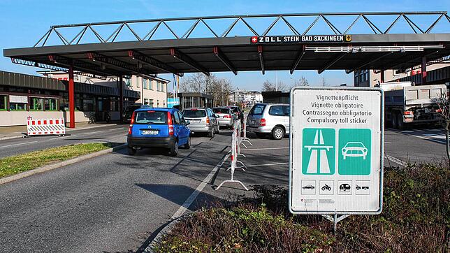 Es war schon mal mehr los am Grenzübergang Bad Säckingen-Stein. Der Grenzverkehr ist durch Corona eingeschränkt. Bild: Archiv
