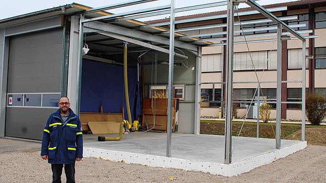 Frank Schilling, THW-Ortsbeauftragter, freut sich über die bauliche Erweiterung des THW-Gebäudes in der Höll in Stockach. Doch nicht nur ...