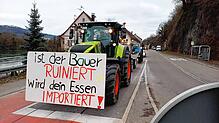 Mit Protestplakaten versehene landwirtschaftliche Zugmaschinen stehen an der Straßenkreuzung Hauenstein.