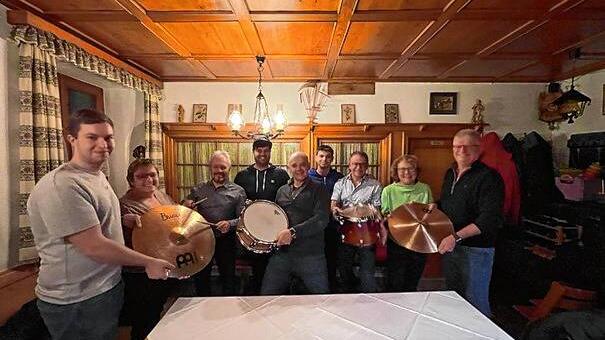 Ein Schlagzeug hat der Förderverein den Musikern der Trachtenkapelle Amrigschwand-Tiefenhäusern geschenkt. Bild: Trachtenkapelle ...