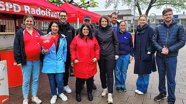 Die SPD auf dem Seetorplatz: In der Mitte stehen die Europawahl-Kandidatin, Vivien Constanzo, und die Bundestagsabgeordnete Lina Seitzl, ...