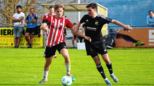 Torjäger: Tom Jehle (links, gegen den Laufenburger Selim Mehmedi) traf beim 8:2-Sieg der Spvgg. Andelsbach gegen den VfB Waldshut am ...