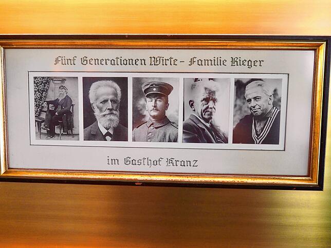 Die Ahnen im Foyer des Gasthofs: Josef Rieger, Fridolin Rieger,  Rudolf Rieger, Ernst Rieger und Rudolf Rieger jun.