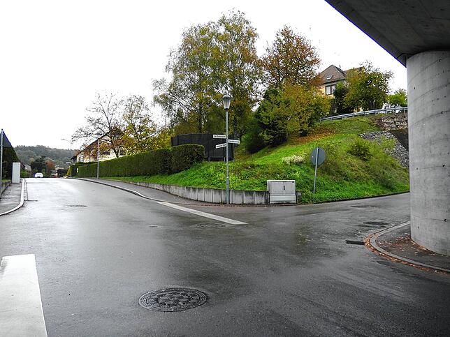 Kreuzung, an der ein Kurvenspiegel angebracht werden soll.