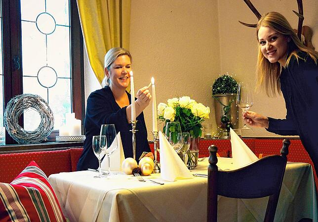 Alexandra (links) und Alisa Steuer schmücken die Tische im Landhotel &bdquo;Adler&ldquo; in Wittenhofen &ndash; derzeit sind allerdings ...