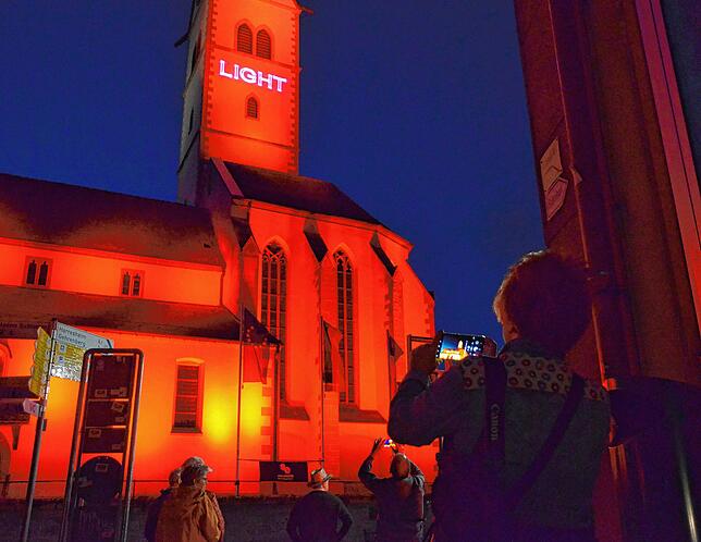 Lichteffekte an der Kirchen-Fassade.