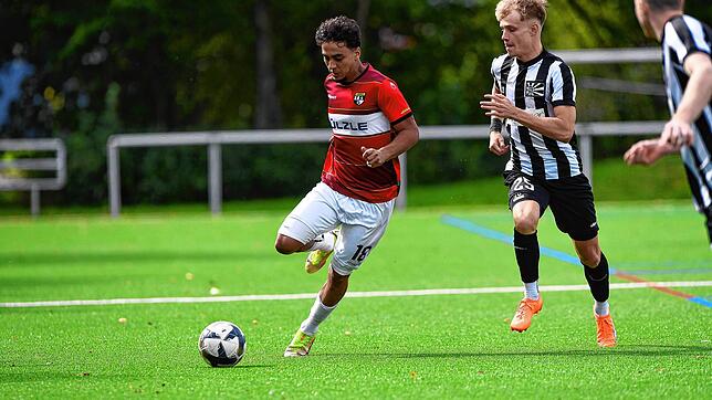 Der Balinger Amnay Moutassime (links) im Zweikampf mit Luis Dettling vom FC 08 Villingen II. Balingen gewann in Villingen mit 6:2.