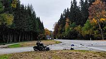 Das Ergebnis eines heftigen Unfalls: Das Motorrad eines 56-Jährigen liegt zerstört am Straßenrand, das Hinterrad fehlt komplett. Der ...
