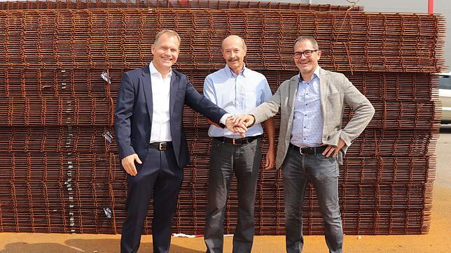 Handschlag auf das Geschäft (von links): Heinrich Sülzle, geschäftsführender Gesellschafter der Sülzle Gruppe, Carl Heinz Pfeiffer, ...