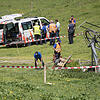 Polizisten untersuchen den abgesperrten Unglücksort im schweizerischen Engelberg, nachdem bei einem Arbeitsunfall an einer Seilbahn ein ...