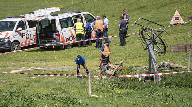 Polizisten untersuchen den abgesperrten Unglücksort im schweizerischen Engelberg, nachdem bei einem Arbeitsunfall an einer Seilbahn ein ...