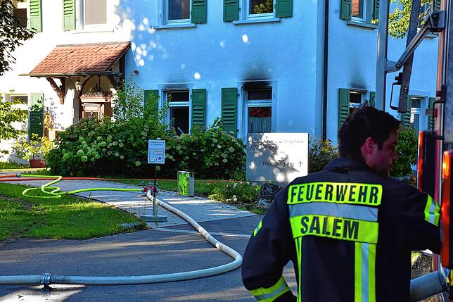 Auch von außen ist erkennbar, dass es gebrannt haben muss. Die Feuerwehr konnte den Brand löschen und das Gebäude belüften. Das ...