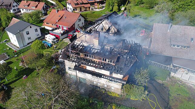 Ein dreiteiliger Gebäudekomplex fiel am Sonntagnachmittag den Flammen zum Opfer. Verletzt wurde niemand.